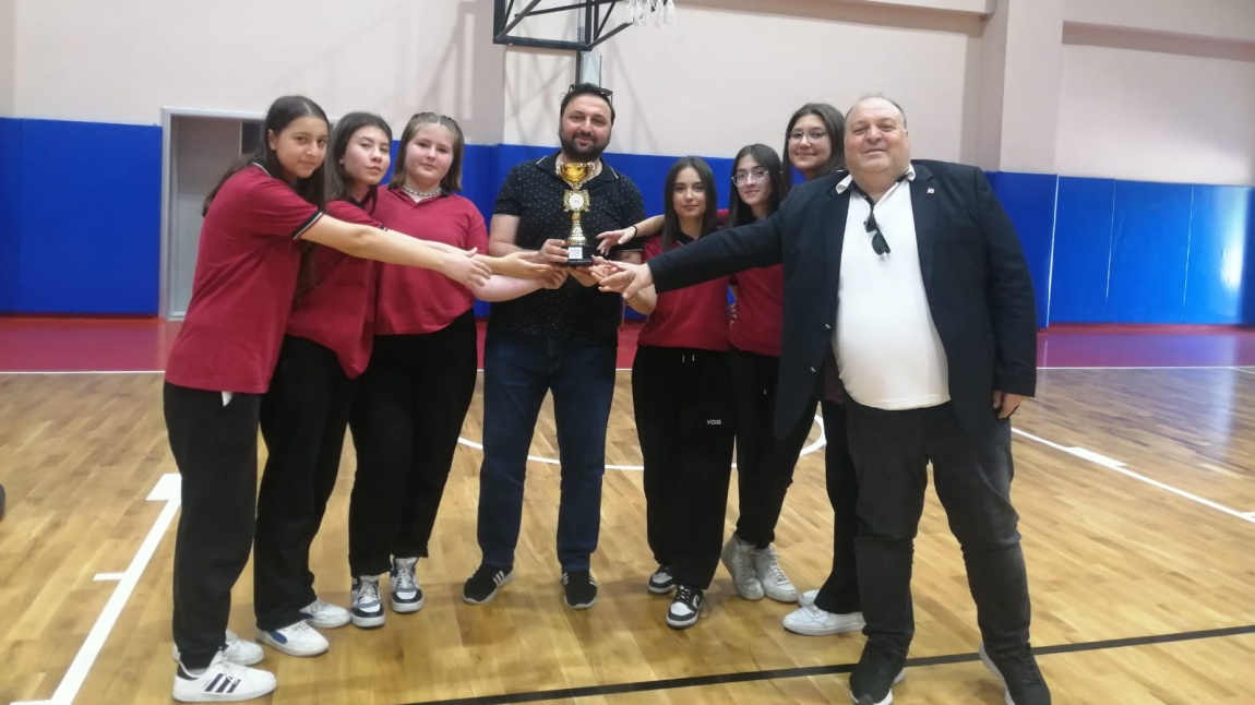 VOLEYBOL TURNUVASINDA DERECE YAPTIK